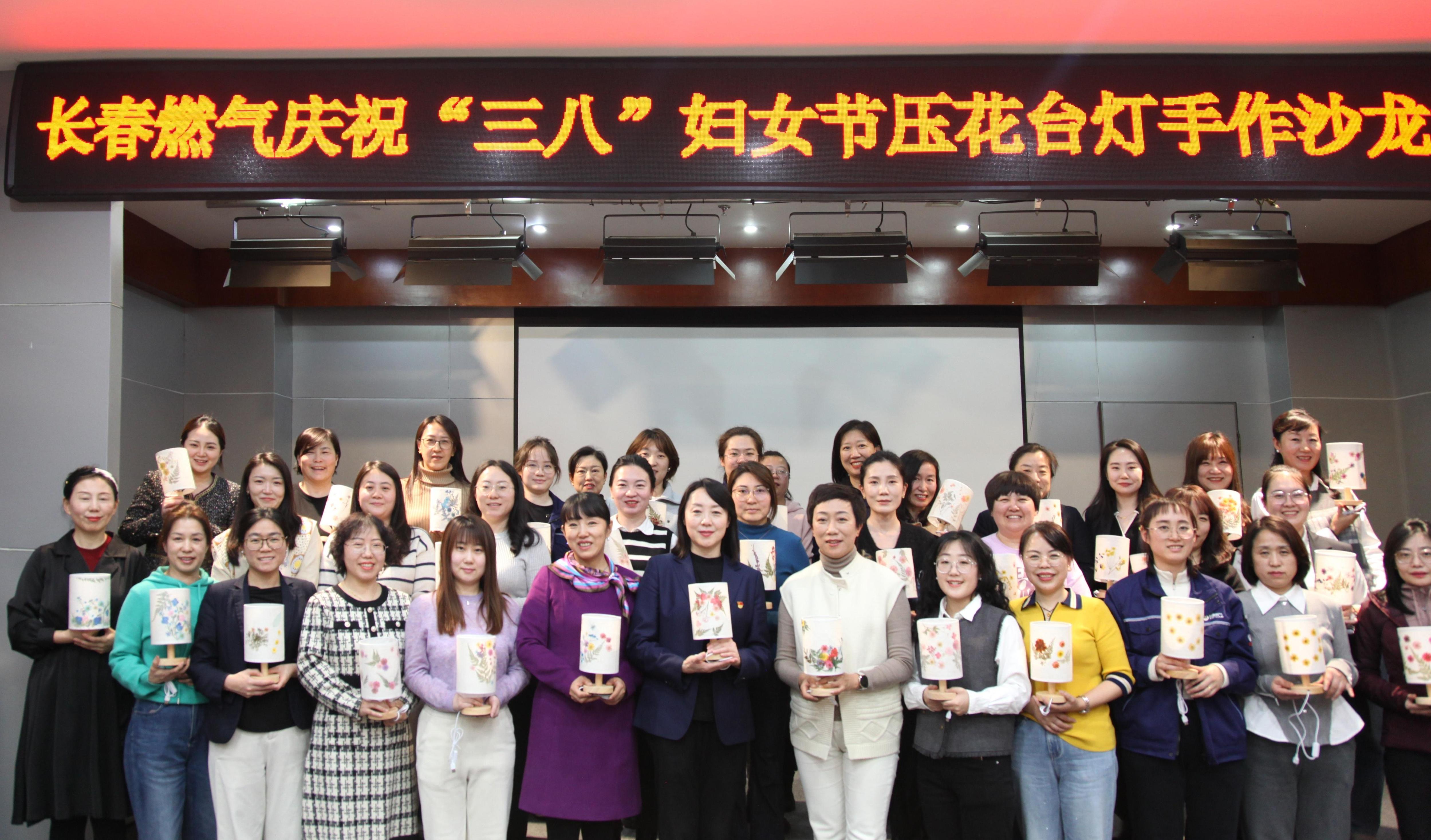 1750647808716992.jpg 10.女职工们合影留念.JPG